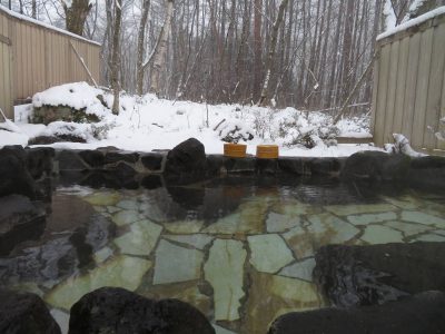 Can enjoy onsen watching snow