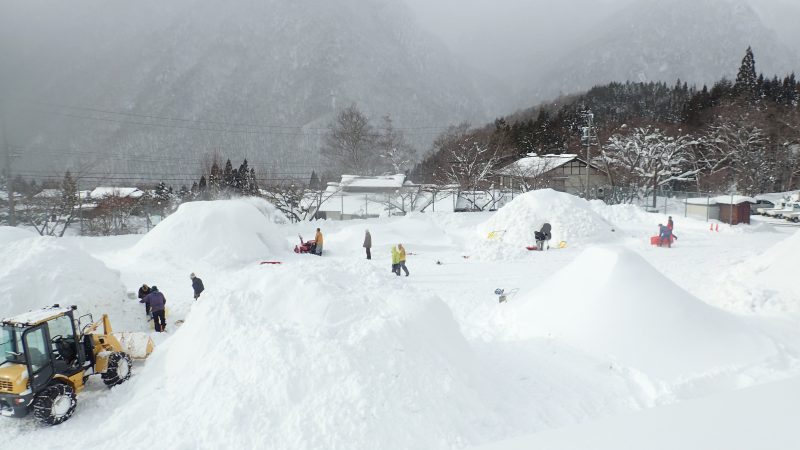 かまくら準備中